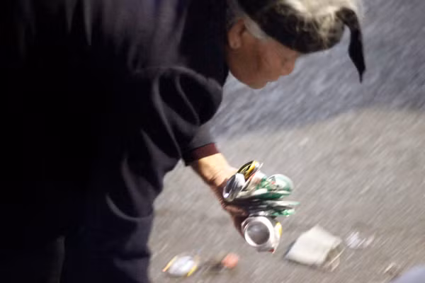 Thấy nhiều vỏ lon bia, nước ngọt bị bỏ lại, một số người lao động nghèo nhanh tay nhặt để bán.