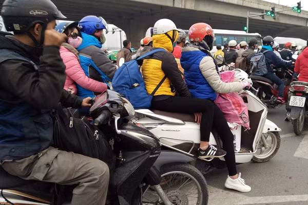 Do lượng phương tiện rất đông nên người tham gia giao thông phải di chuyển một cách từ từ.