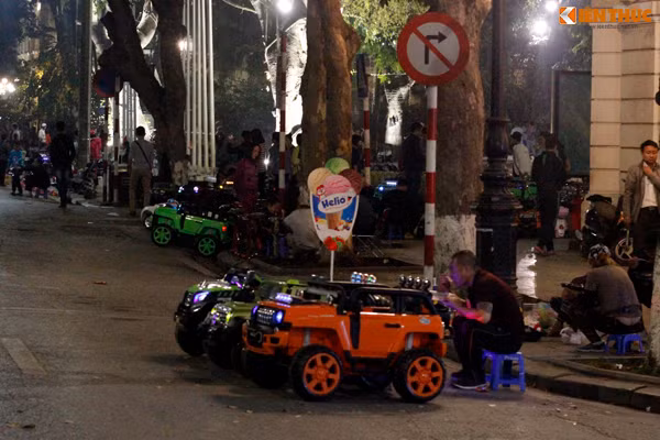 Theo nhiều người dân, việc một số cá nhân mang xe ô tô điện vào kinh doanh trong khu vực phố đi bộ diễn ra từ nhiều tuần trước (3 ngày cuối tuần thứ 6, thứ 7, chủ nhật). Đến nay, tình trạng này càng trở nên rầm rộ hơn khiến không gian phố đi bộ bị náo loạn. Trường hợp xe ô tô điện trẻ em đâm trúng chân những người đang đi bộ diễn ra thường xuyên.