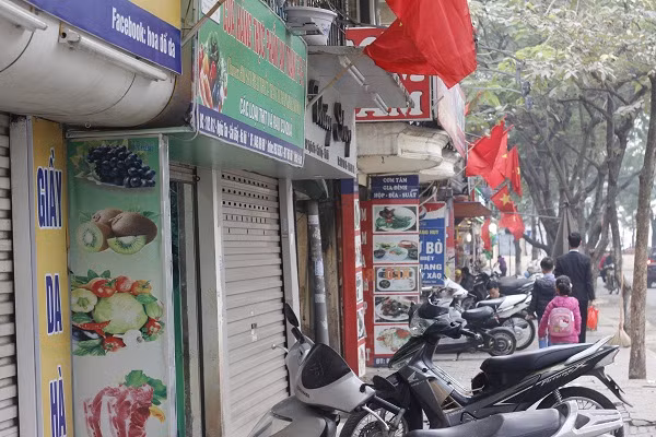 Cờ đỏ sao vàng tung bay rực rỡ tại Thủ đô những ngày đầu tiên của năm mới 2017.