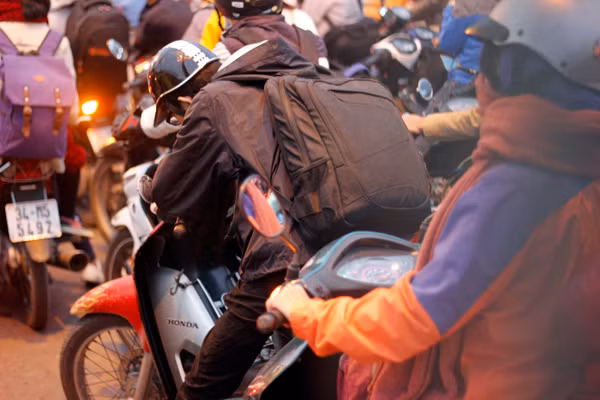 Dòng người chen chúc nhau di chuyển đến ngộp thở trên đường Hà Nội.