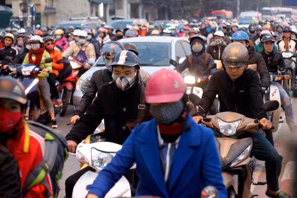 Càng về tối mật độ phương tiện trên một số tuyến đường lớn hướng về trung tâm Thủ đô như Giải Phóng, Linh Đàm, Nguyễn Xiển, Nguyễn Trãi, Phạm Văn Đồng... rất đông.