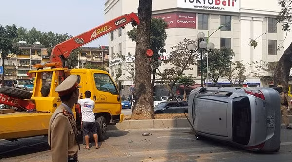 O to lat nguoc giua pho Ha Noi ngay 29 Tet-Hinh-2