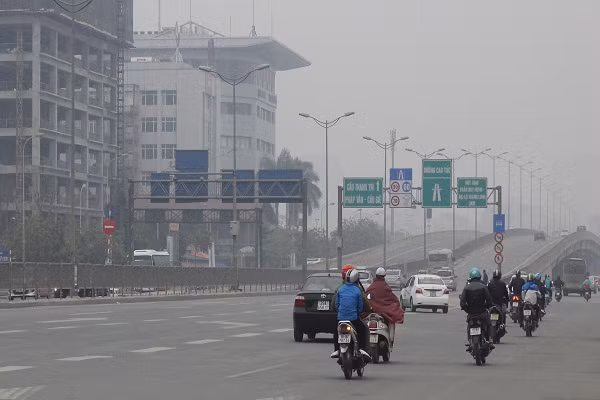 Đường cao tốc trên cao cũng ít ô tô di chuyển.