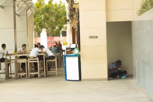 "Bữa cơm trưa của nhân viên bảo vệ".