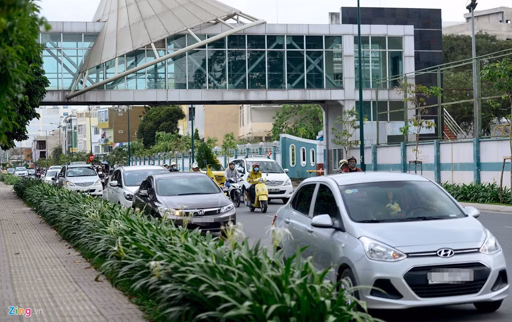 Ôtô cá nhân, taxi, Uber để đèn nhấp nháy đậu trái phép chờ vào bên trong đón khách trên đường Tân Sơn Nhất - Bình Lợi - Vành đai ngoài.