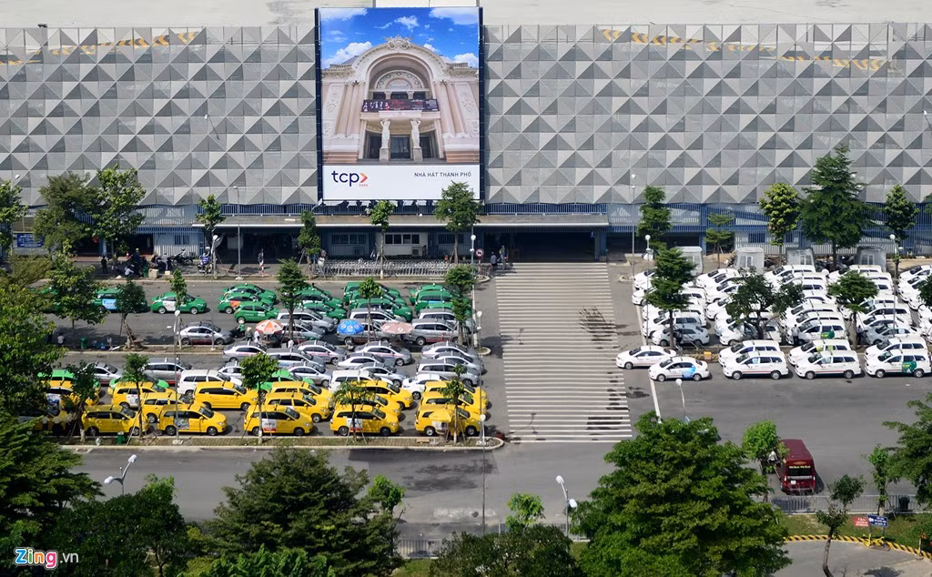 Hiện, ga nội địa chưa có bãi đỗ xe như ga quốc tế. Nhà giữ xe mới trước ga quốc nội vừa được đưa vào sử dụng, một phần làm chỗ đổ cho các hãng taxi nhưng số lượng không nhiều.