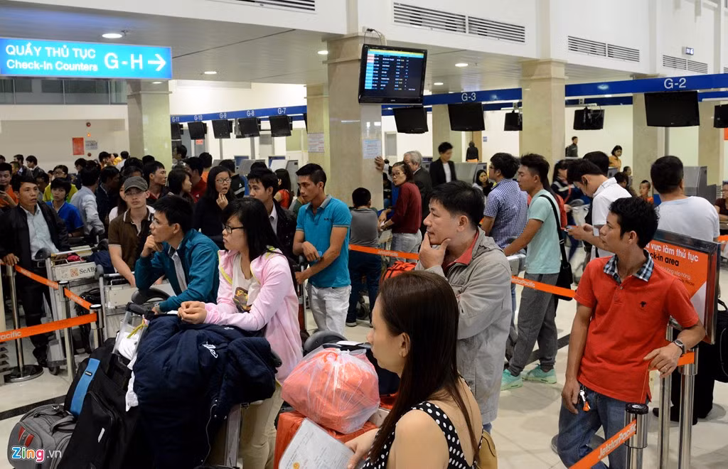 Sân bay Tân Sơn Nhất quá tải. Hình ảnh hành khách xếp hàng dài chờ làm thủ tục tại ga đi trong nước của các hãng hàng không khả năng sẽ tiếp diễn trong dịp Tết Nguyên đán năm nay. Trong khi đó, hành khách được khuyến cáo đến trước giờ bay 3 tiếng để tránh kẹt xe và có đủ thời gian làm thủ tục. Những người không mang hành lý gửi nên tự làm thủ tục check-in online hoặc check-in tự động để giảm tải.