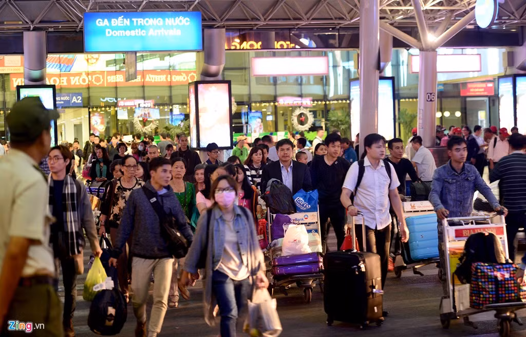 Bên trong sân bay đã quá tải. Các ga đến và đi luôn ở trong tình trạng đông kín khách, nhất là vào các khung giờ cao điểm.