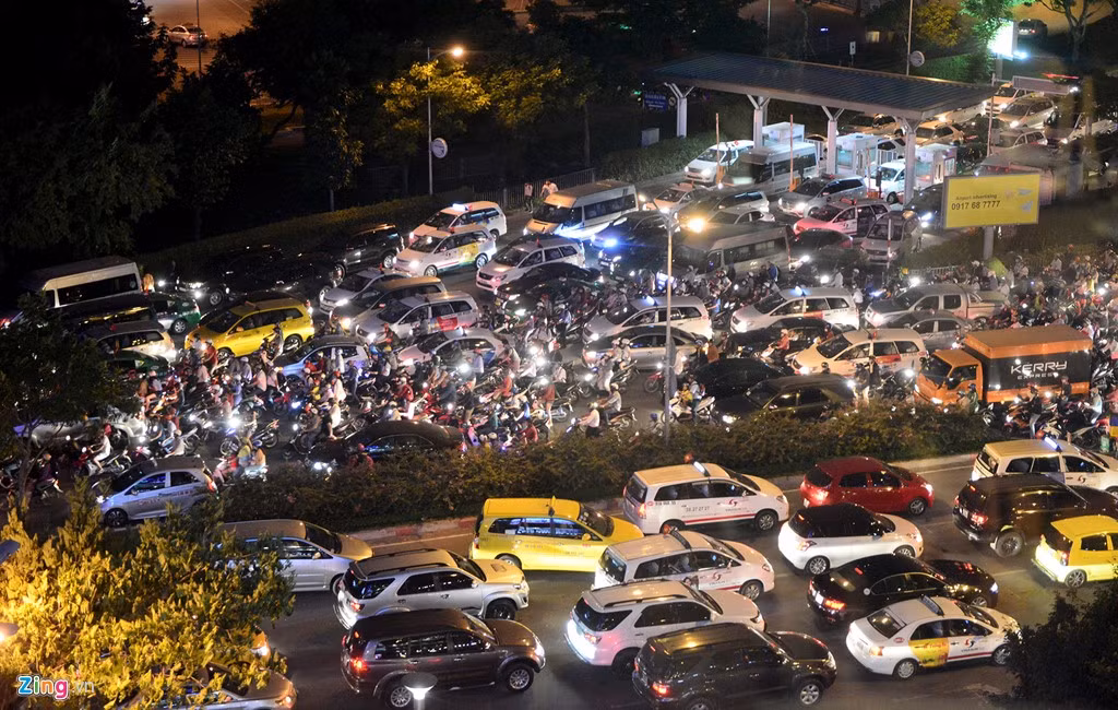 Theo thống kê, phần lớn xe cộ lưu thông qua tuyến đường Trường Sơn, Bạch Đằng, Hồng Hà đều không vào sân bay.
