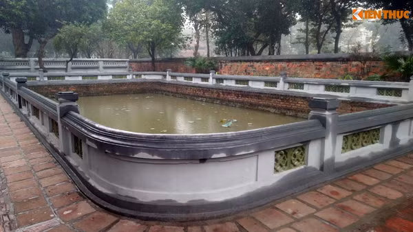 Hai hồ Văn phía trước các khu nhà, điện thờ trong khu di tích Văn Miếu - Quốc Tử Giám được phủ mới bởi màu trắng xám.