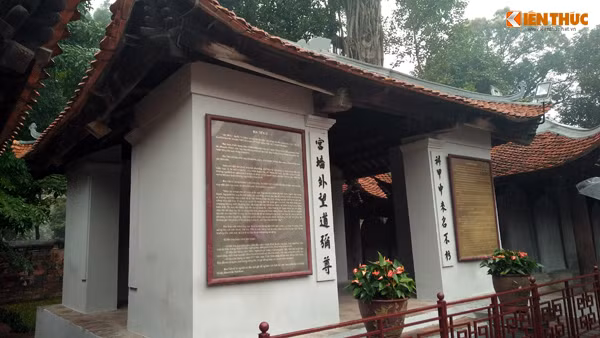 Khu vực bia tiến sĩ cũng bị làm mới.