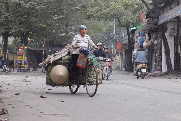 Nhiều con đường nhỏ ở Hà Nội cũng vắng vẻ đến lạ. Hầu hết các cửa hàng kinh doanh đều tạm thời đóng cửa nghỉ Tết Dương lịch 2017.