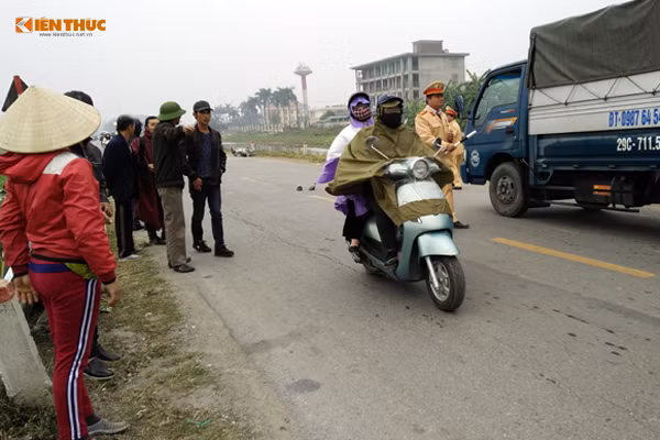 Tổ công tác đội CSGT số 10 nhanh chóng điều tiết giao thông, không để xảy ra tình trạng ùn tắc tại đoạn đường xảy ra tai nạn.