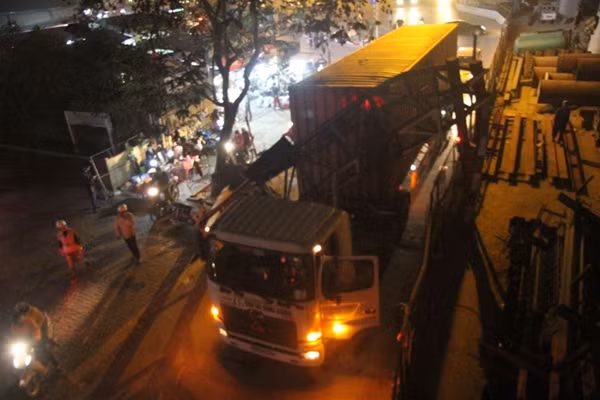 HN: Container co tinh di vao duong cam, gay tai nan