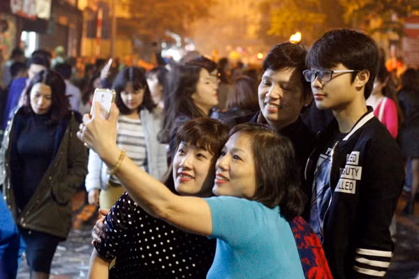 Ai nấy đều nở nụ cười rạng rỡ cùng nhau ghi lại bức ảnh kỷ niệm chào đón một năm mới với những điều an lành, hạnh phúc bên người thân.