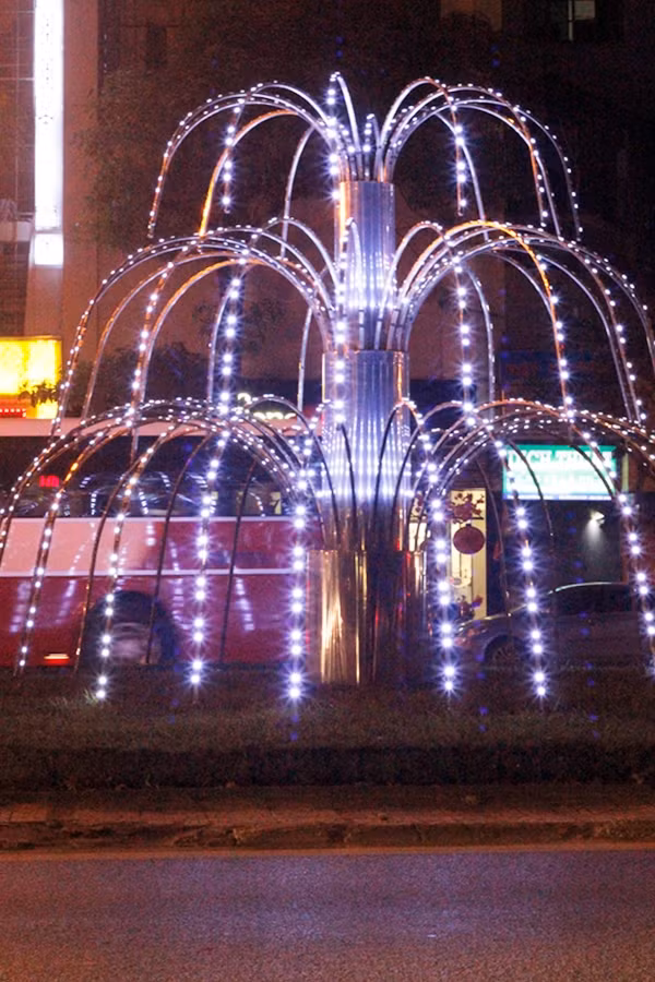 Thác nước bằng đèn điện trên đường Trần Duy Hưng.