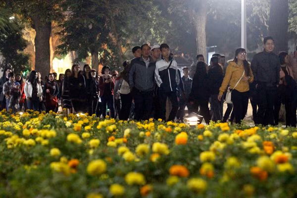 Để chào đón khoảnh khắc sang năm mới 2017, hàng nghìn người dân Thủ đô cùng hàng trăm người dân khắp các tỉnh đang sinh sống, làm việc, học tập tại Hà Nội đã đổ dồn về khu vực trung tâm như quảng trường Đông Kinh Nghĩa Thục, hồ Hoàn Kiếm... để thưởng thức bữa tiệc âm nhạc sôi động với sự góp mặt của nhiều ca sĩ nổi tiếng của Việt Nam và nước ngoài.