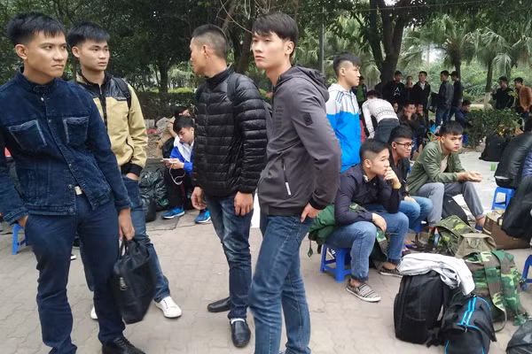 Từ khoảng 16h chiều ngày 2/1, sau những ngày nghỉ Tết dương lịch 2017, hàng nghìn người dân khắp các tỉnh thành bắt đầu quay trở lại Thủ đô.