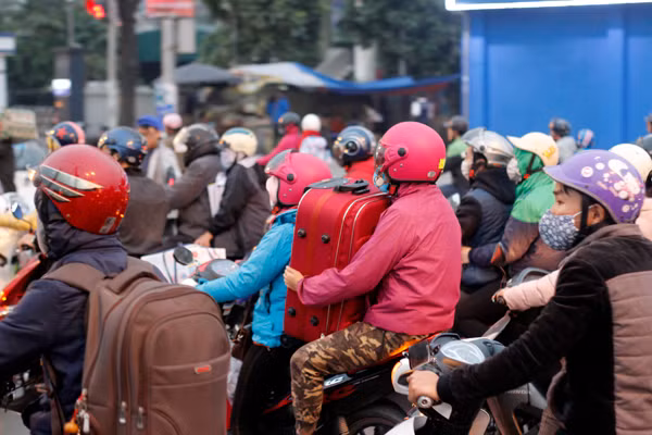 Nhiều đồ đạc lỉnh kỉnh được người dân mang theo.