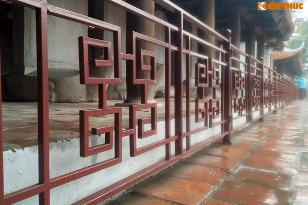 Bậc thềm khu vực bia tiến sĩ được phủ màu trắng xám.