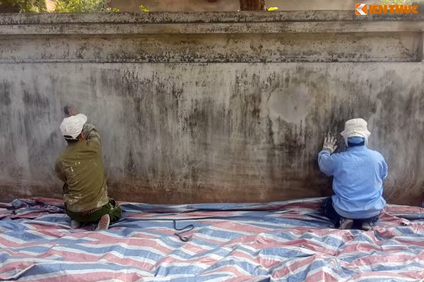 Các công nhân tiến hành tu sửa, làm mới khu di tích Văn Miếu vào cuối giờ chiều hoặc tối khi ít du khách đến tham quan.