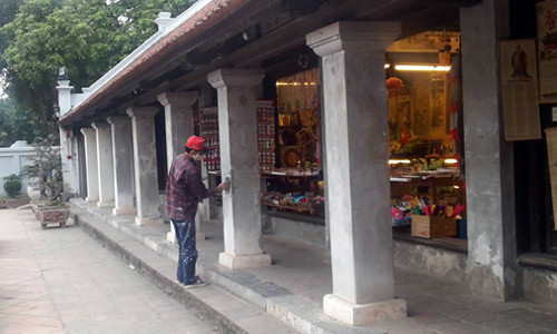 Ông Lê Xuân Kiêu cho biết: "Toàn bộ kinh phí tiến hành tu sửa, bảo dưỡng các hạng mục trong khu di tích Văn Miếu - Quốc Tử Giám do Trung tâm hoạt động văn hóa khoa học Văn Miếu - Quốc Tử Giám chi trả, các thợ làm việc đều là những người có tay nghề”.