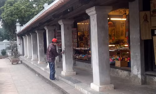 Ông Lê Xuân Kiêu cho biết: "Toàn bộ kinh phí tiến hành tu sửa, bảo dưỡng các hạng mục trong khu di tích Văn Miếu - Quốc Tử Giám do Trung tâm hoạt động văn hóa khoa học Văn Miếu - Quốc Tử Giám chi trả, các thợ làm việc đều là những người có tay nghề”.