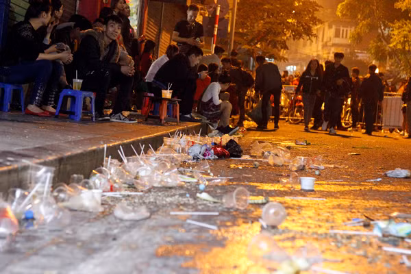 Tối 31/12, hàng nghìn người dân Hà Nội đã đổ về khu vực phố cổ, hồ Hoàn Kiếm để tận hưởng bữa tiệc âm nhạc chào đón năm mới 2017. Tuy nhiên, ngay sau khoảnh khắc giao thừa, xung quanh khu vực hồ Hoàn Kiếm, quảng trường Đông Kinh Nghĩa Thục ngập rác thải.