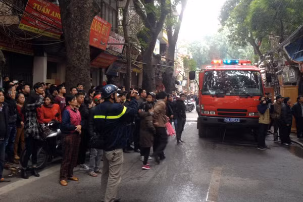 Chua chay ngun ngut o cua hang do go Ha Noi-Hinh-2