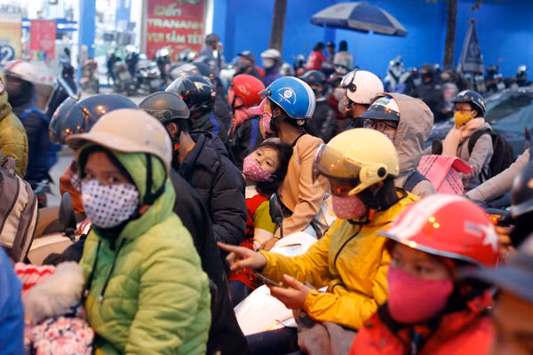 Một số em nhỏ đi cùng gia đình khá mệt mỏi nhưng vẫn cố gắng cùng người thân vật lộn giữa dòng người.