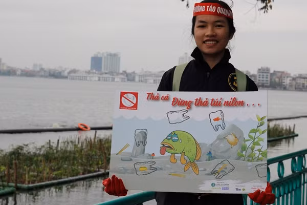 Em Lê Thị Hoà (sinh viên trường ĐH Kinh tế Quốc dân) chia sẻ: "Em cùng các bạn tham gia làm tình nguyện viên của chiến dịch thả cá đừng thả túi nilon, với hy vọng mọi người sẽ ý thức được việc bảo vệ môi trường, không gây ô nhiễm tại các khu vực cá được thả".