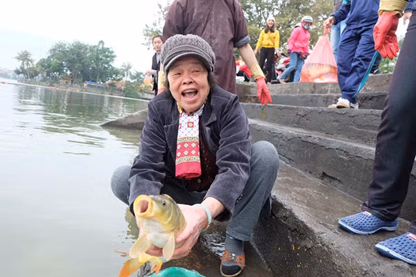 Người phụ nữ hào hứng thả cá chép khủng.