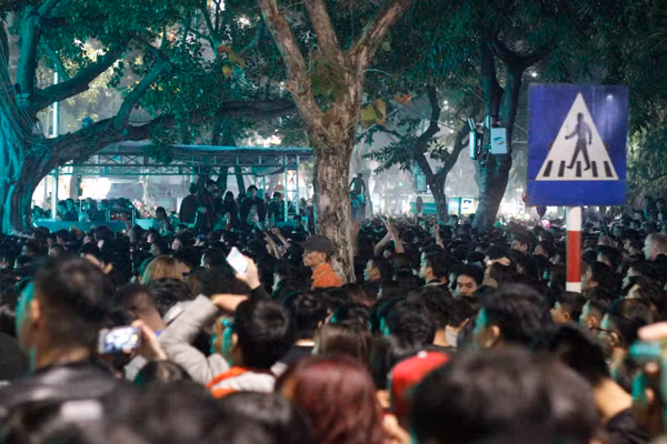 Dòng người chật kín reo hò, cổ vũ nhiệt tình trước các màn trình diễn âm nhạc sôi động, bốc lửa.