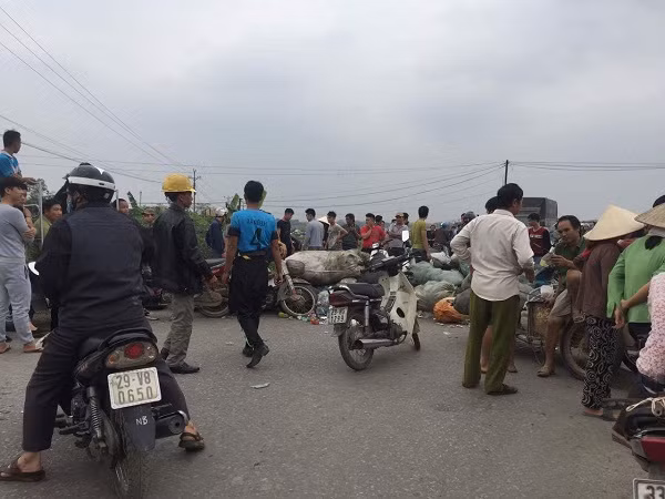 Sáng 8/1, nhiều người dân ở thôn Quảng Nguyên (xã Quảng Phú Cầu, huyện Ứng Hòa, TP Hà Nội) bức xúc việc đốt rác ở bãi rác thuộc xã Quảng Phú Cầu nên kéo nhau ra bãi rác để phản đối.