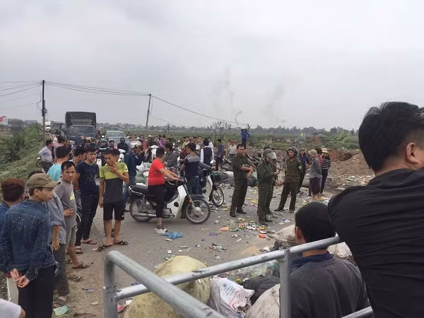 Người dân thôn Quảng Nguyên cho hay, họ đã nhiều lần phản ánh nỗi khốn khổ do phải gánh chịu mùi khói mỗi lần bãi rác đốt lên các cấp chính quyền xã, huyện song đến nay vẫn chưa được xử lý thích đáng. Do vậy, mỗi lần phát hiện bãi rác được đốt, cả làng kéo nhau ra phản đối.