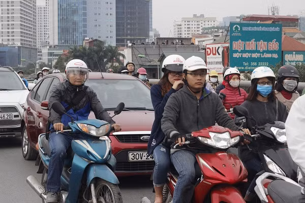 Đến khoảng 8h20, ngọn lửa cơ bản đã được khống chế, hai hướng di chuyển trên cầu vượt Lê Văn Lương – Láng Hạ (ngược lại) đều được phong tỏa để phục vụ công tác điều tra.