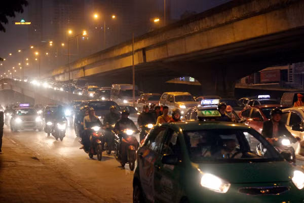 Hướng di chuyển từ đường cao tốc trên cao xuống đường Nguyễn Xiển cũng bị ùn tắc kéo dài.