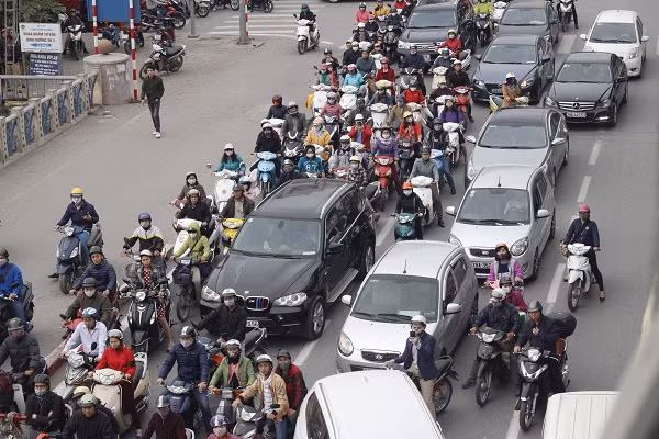 Nhiều người đi đường hoảng hốt nhưng vẫn hiếu kỳ dừng lại xem vụ cháy khiến giao thông bên dưới cầu vượt hỗn loạn.