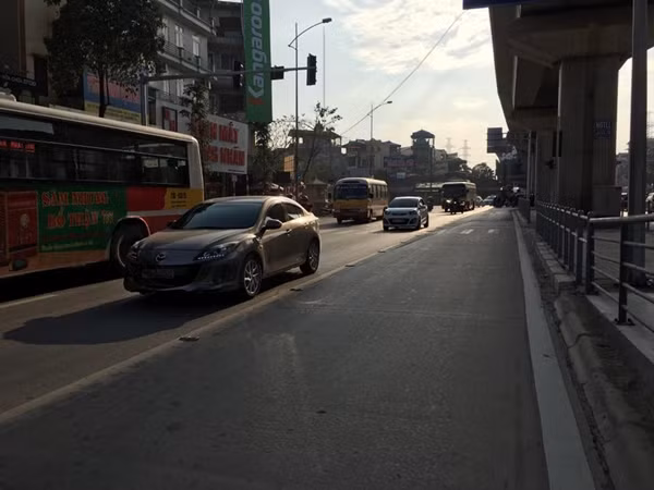 Ngay sau khi kiểm tra, không thấy xe bị ảnh hưởng nhiều, cả hai tài xế tiếp tục di chuyển.