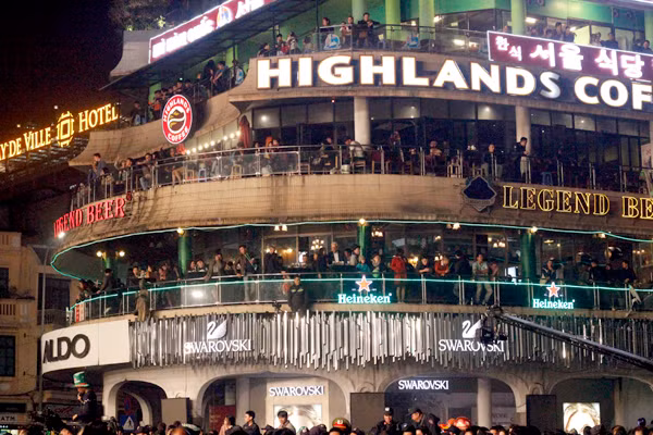 Những tòa nhà cao tầng xung quanh khu vực quảng trường Đông Kinh Nghĩa Thục hướng về sân khấu chính đều tập trung rất đông người. Trong ảnh là tòa nhà "Hàm cá mập".