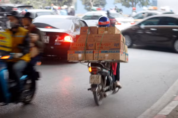 Tìm mọi lối đi có thể để nhanh chóng thoát khỏi dòng người đông đúc.