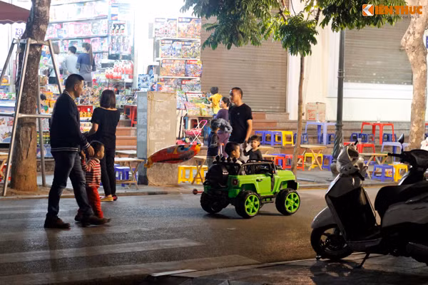 Trước đó từng xảy ra tình trạng các loại hình trượt patin và xe điện cân bằng gây náo loạn phố đi bộ Hồ Gươm. UBND quận Hoàn Kiếm đã nghiêm cấm việc cho thuê loại hình này. Đồng thời, xử lý triệt để các trường hợp kinh doanh lấn chiếm hè phố, gây ảnh hưởng vệ sinh môi trường; đi hoặc để phương tiện trên hè và lòng đường trong không gian đi bộ.