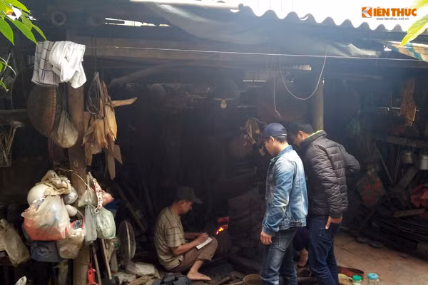 Những ngày cận Tết khách đến lò rèn ông Sử đặt mua hàng càng nhiều.