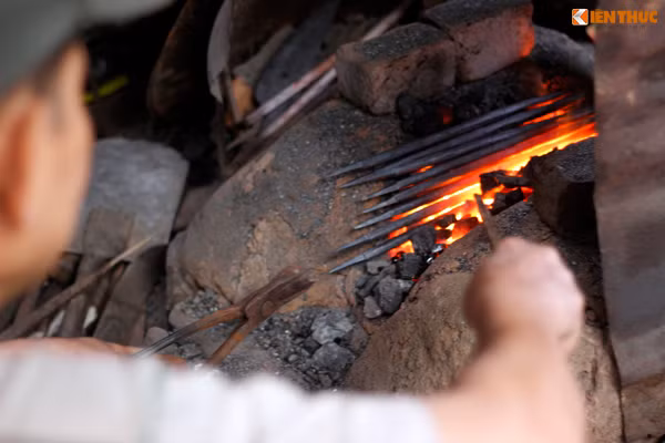 Theo những người dân trong làng, ông Sử là một trong những thợ rèn làm nghề bằng thủ công lâu đời nhất ở đây. Các sản phẩm được tạo ra từ lò rèn ông Sử đều có chất lượng rất tốt, độ tinh xảo cao hơn các lò khác, cũng chính vì thế mà tiếng tăm của ông đã lan truyền đi khắp nơi, nhiều người biết đến.