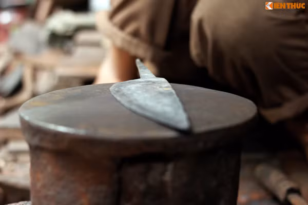 Thông thường, nếu rèn dao thì một ngày ông Sử chỉ cho ra lò 4 chiếc dao (tùy theo kích thước) và được người dân đánh giá những sản phẩm có chất lượng rất tốt.