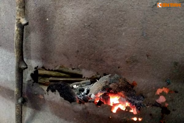 Thậm chí, miếng sắt quây quanh lò lửa của ông Sử đã xuất hiện nhiều chỗ bục thủng do thời gian nhưng ông vẫn giữ nguyên.