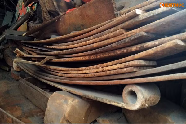 Ông Sử cho hay, hầu hết "phôi" để làm ra những sản phẩm dao, kéo ông đều sử dụng những miếng sắt đặc như nhíp xe ô tô... Khi sản phẩm ra lò, nếu là dao thái sẽ bán 80 nghìn đồng/1 chiếc; dao chặt là 250 nghìn đồng/1 chiếc.