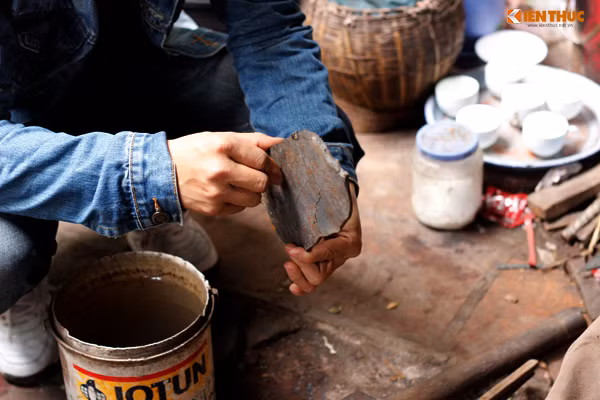 Thậm chí có khách xa tận Sơn La mang miếng sắt từ mảnh bom thời chiến tranh còn sót lại xuống nhờ ông Sử rèn thành dao (có trả công).