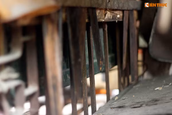 Ông Sử cho biết: "Nghề được truyền lại từ đời bố và quanh năm đều có khách đến đặt hàng. Dù là khách ở gần hay ở xa đến, tôi vẫn làm các sản phẩm có chất lượng giống nhau, giá cả không thay đổi".